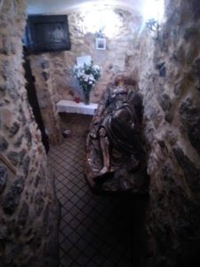 Statua di San Pietro l'eremita a Trevi nel Lazio, all'interno della cripta dell'oratorio 